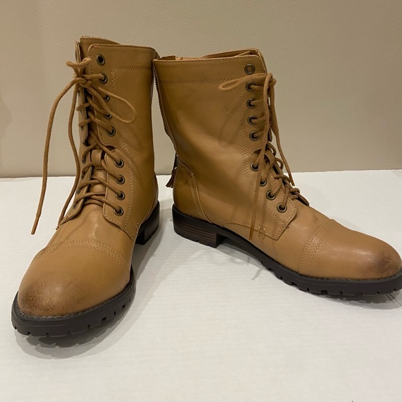 Call It Spring NWOT Stylish Almond Toe Tan Lace-Up Boots 9 - Picture 1 of 9